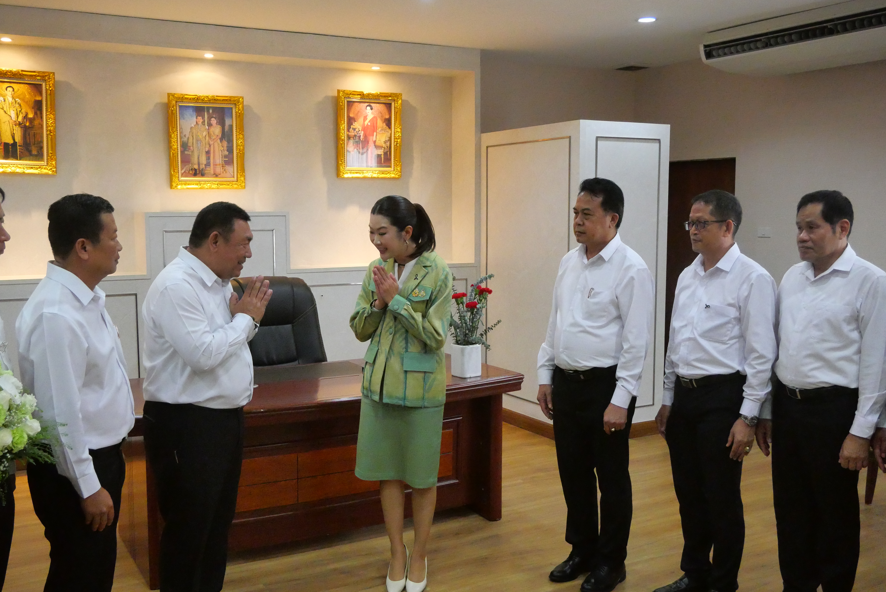 title - คณะผู้บริหาร ส.ป.ก. ร่วมแสดงความยินดีในโอกาสเข้ารับตำแหน่งของรัฐมนตรีว่าการกระทรวงเกษตรและสหกรณ์ และรัฐมนตรีช่วยว่าการกระทรวงเกษตรและสหกรณ์ 